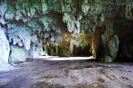 Höhle in Buka