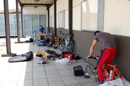 zusammenbau der fahrräder am flughafen